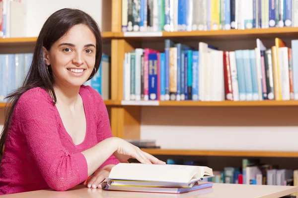 Studente donna che studia in biblioteca — Foto Stock