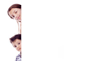 Beyaz tahta tutan çocuklar