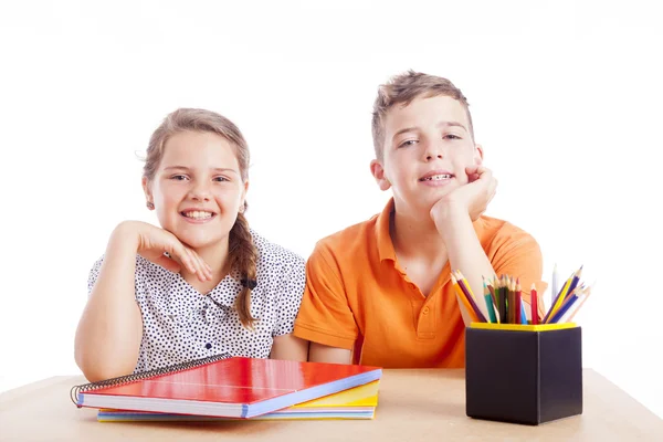 Duas crianças da escola na mesa — Fotografia de Stock