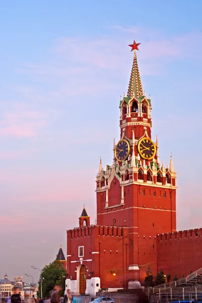 道のりで植生モスクワクレムリン タワー — ストック写真
