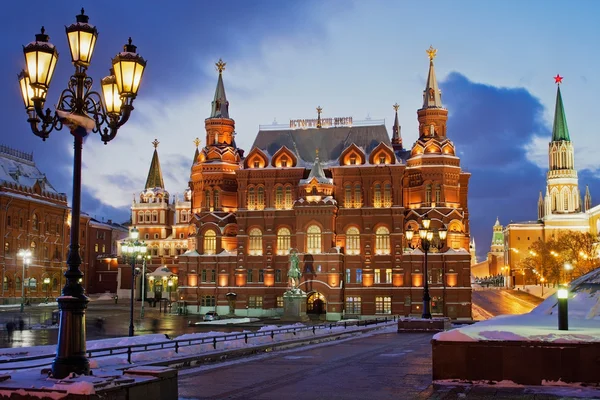 Historisch museum at nacht Moskou Stockfoto