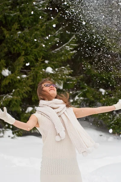 Mujer joven disfrutando del invierno —  Fotos de Stock