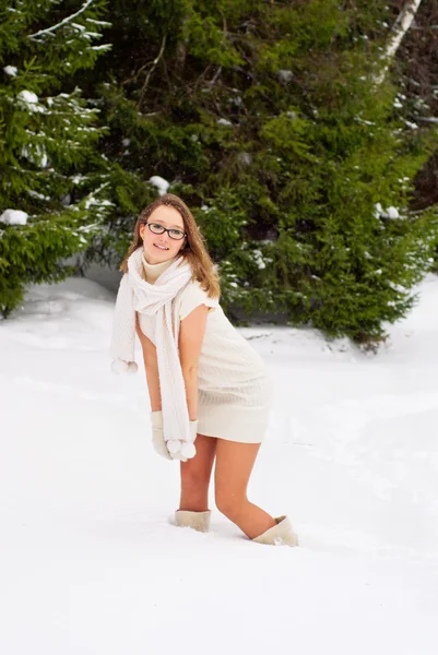 Веселая кавказская молодая женщина позирует в снежную зиму — стоковое фото