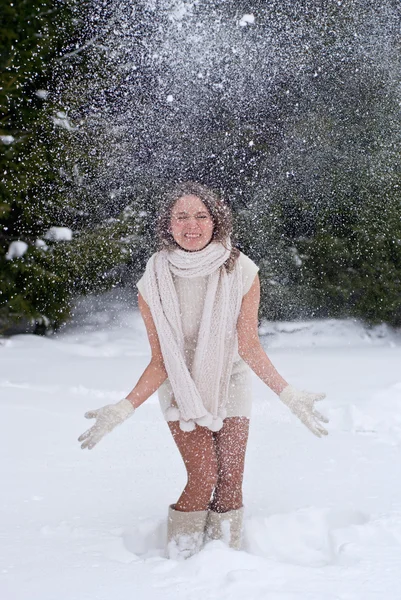 Mujer jugando con nieve — Foto de Stock