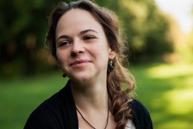 Gülümseyen bir kadının portresi