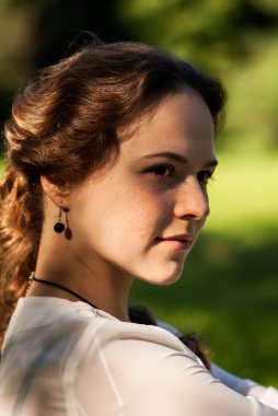 Portret van een mooie jonge vrouw met een gelukkige gedachte