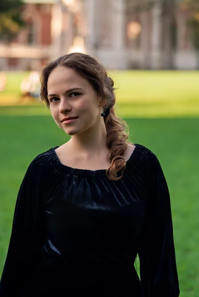 Retrato de mulher morena em vestido preto ao ar livre — Fotografia de Stock