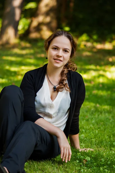 Ritratto della giovane bella donna sorridente all'aperto — Foto Stock