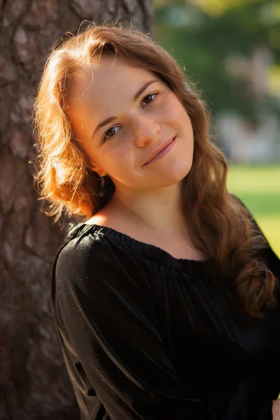 Portrait de belle jeune femme souriante heureuse, en plein air — Photo