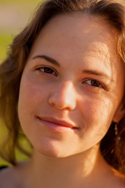 Primer plano de la joven mujer feliz . —  Fotos de Stock