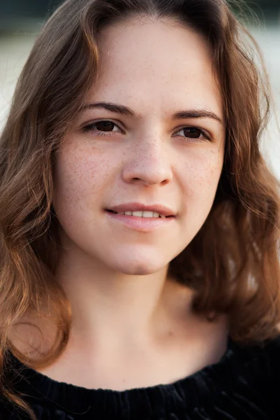 Retrato de hermosa joven feliz mujer sonriente — Foto de Stock