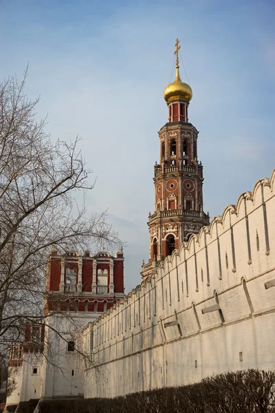 이른 아침에 novodevichy 수도원 벨 타워 — 스톡 사진