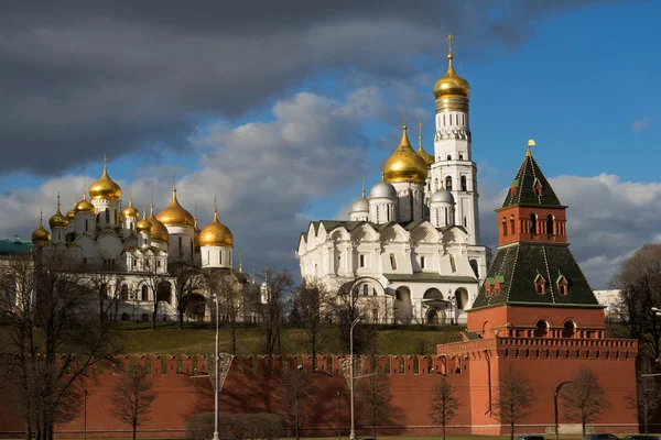 Aartsengel kathedraal en ivan de grote klok, kremlin van Moskou — Stockfoto