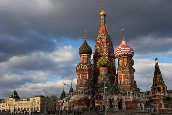 Cattedrale di San Basilio dalla discesa Vasilevskij, Mosca, Russia — Foto Stock