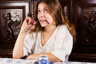 Rüyada gözlük, tutan muzip çekici genç kadın