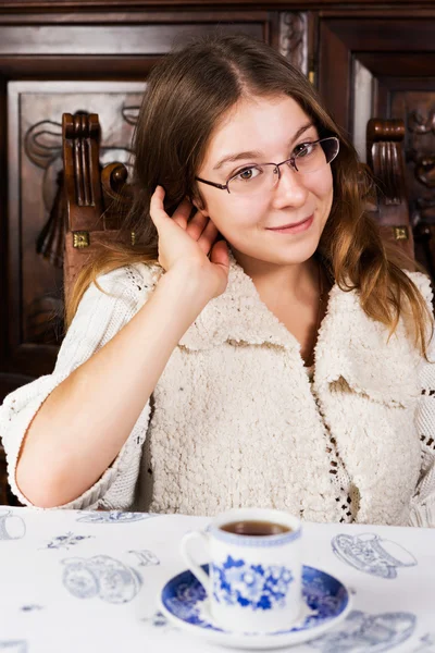 Hermosa mujer joven con taza de café — Foto de Stock