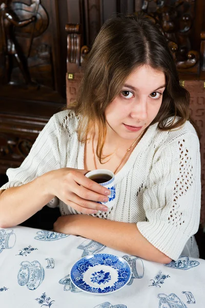 Retrato de chica tranquila con taza de café — Foto de Stock