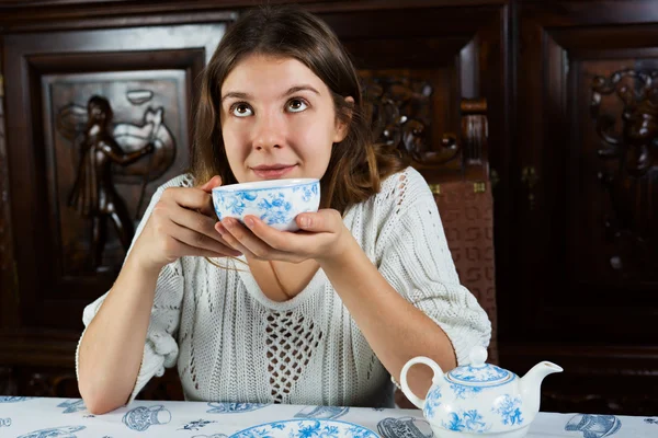 Portret dreaming młoda brunetka gospodarstwo herbata WPR — Zdjęcie stockowe