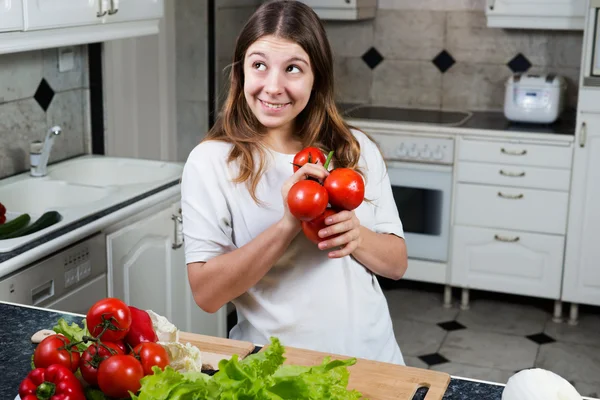 Happy smiling young woman in a kitchen — Stock Photo, Image