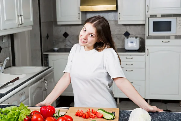 Young woman at kitchen — Stock Photo, Image