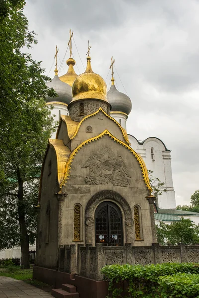 Bellissimo santuario della cappella al Convento di Novodevichy — Foto Stock