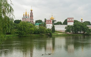 dramatik bulutların üzerinde novodevichy Manastırı, moscow, Rusya Federasyonu