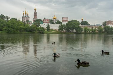Dramatik bulutların üzerinde Novodevichy manastır gölet, Moskova, Rusya Federasyonu