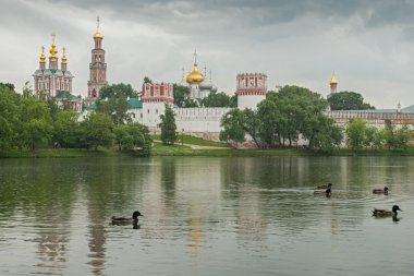 Dramatik bulutların Novodevichy manastır gölet üzerinde görüntülemek, Moskova, Rus