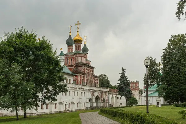 Внутри Новодевичьего монастыря в Москве, Россия — стоковое фото