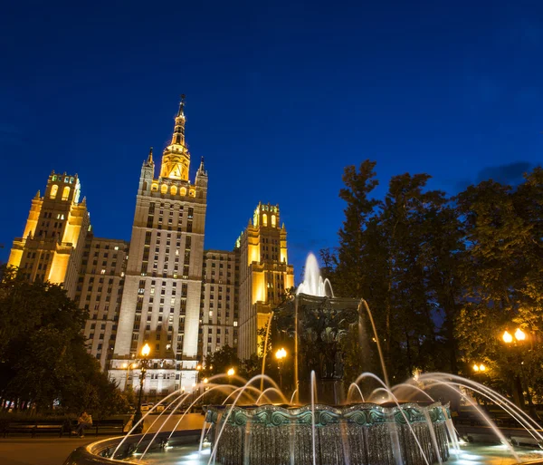 Stalin mrakodrap na náměstí Kudrinskaja. Moskva. — Stock fotografie