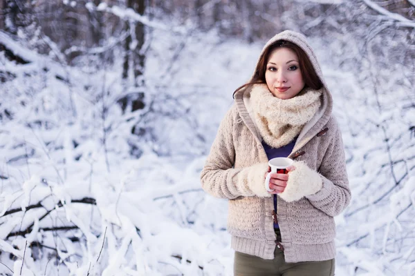 Niedliche Frau im verschneiten Wald, trägt Pelzmantel — Stockfoto