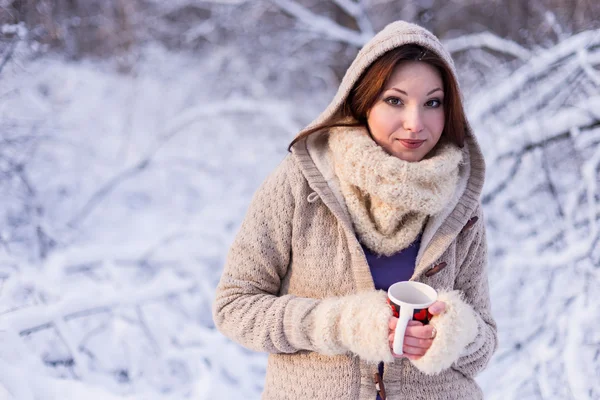 Winter vrouw buiten sneeuwt koude winterdag. — Stockfoto