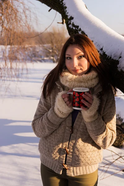 Hermosa chica de pelo rubio en ropa de invierno —  Fotos de Stock