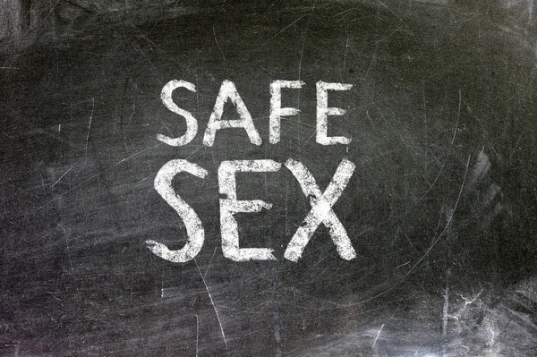 흰색 분필로 칠판에 필기 하는 안전한 섹스. — 스톡 사진