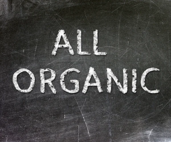 Alle organische handgeschreven met wit krijt op een schoolbord. — Stockfoto