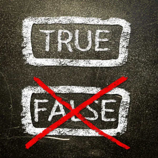 True 或 false 用白色粉笔黑板上写的. — 图库照片