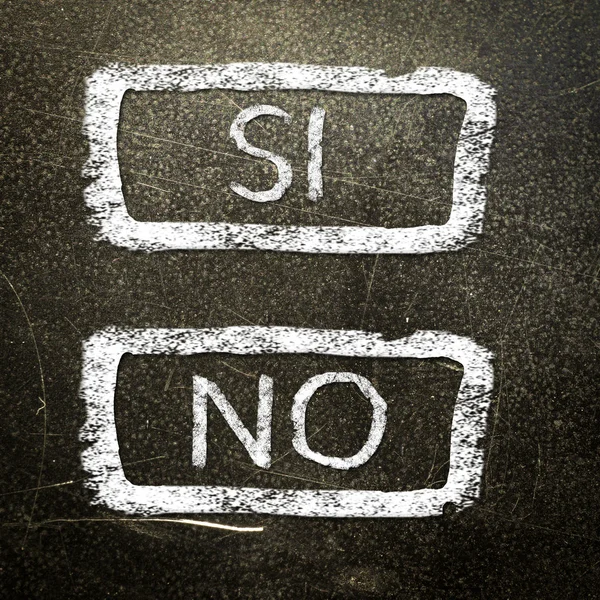 Si eller nej skrivs på tavlan med vit krita. ditt val som begrepp. — Stockfoto