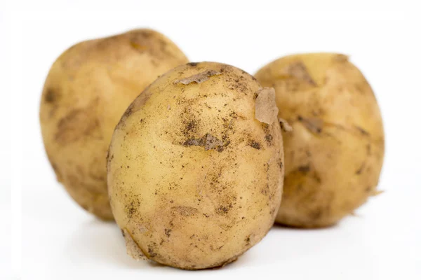 Aardappel geïsoleerd op een witte achtergrond. vegetable - aardappel voor krant market.high-resolutie fotografie — Stockfoto