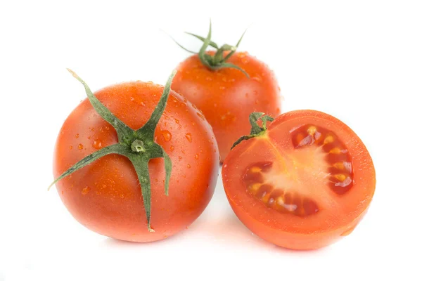 Tomaten mit grünen Blättern isoliert auf weißem Hintergrund — Stockfoto