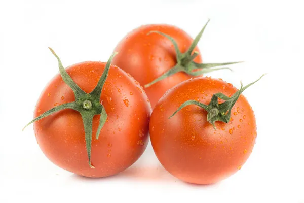 Tomaten mit grünen Blättern isoliert auf weißem Hintergrund — Stockfoto