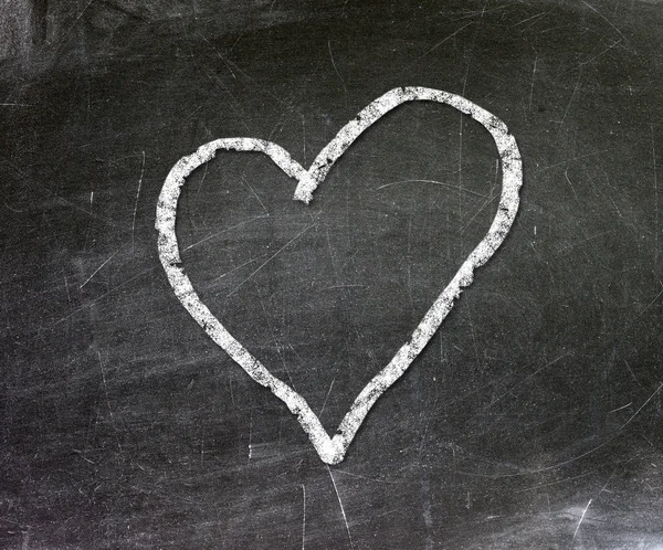 黑板上的爱的心符号 — 图库照片
