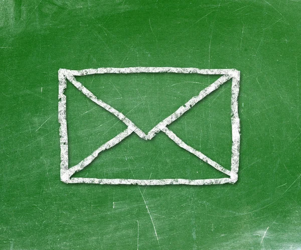 Simbolo e-mail disegnato con gesso sulla lavagna — Foto Stock