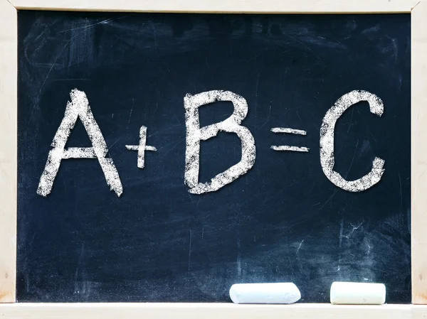 bir kara tahta üzerinde el yazısı abc tebeşir