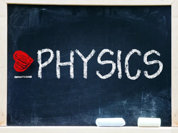 Kocham fizyki ręcznie z białą kredą na tablicy. — Zdjęcie stockowe