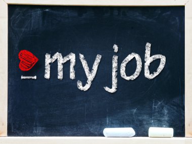 bir kara tahta üzerinde beyaz tebeşir ile el yazısıyla işimi seviyorum.