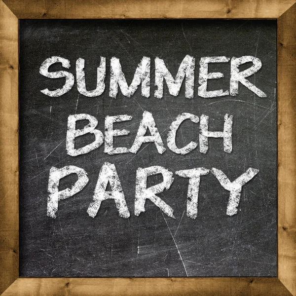 Летняя вечеринка на пляже, написанная от руки на доске — стоковое фото