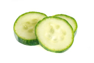 Beyaz arka planda taze salatalık.