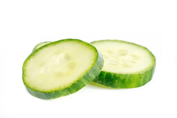 Pepino de fatia fresca no fundo branco — Fotografia de Stock