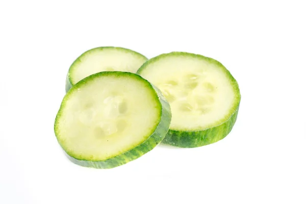 Pepino de fatia fresca no fundo branco — Fotografia de Stock