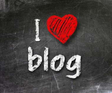 bir kara tahta üzerinde beyaz tebeşir ile el yazısıyla yazılmış blog aşk